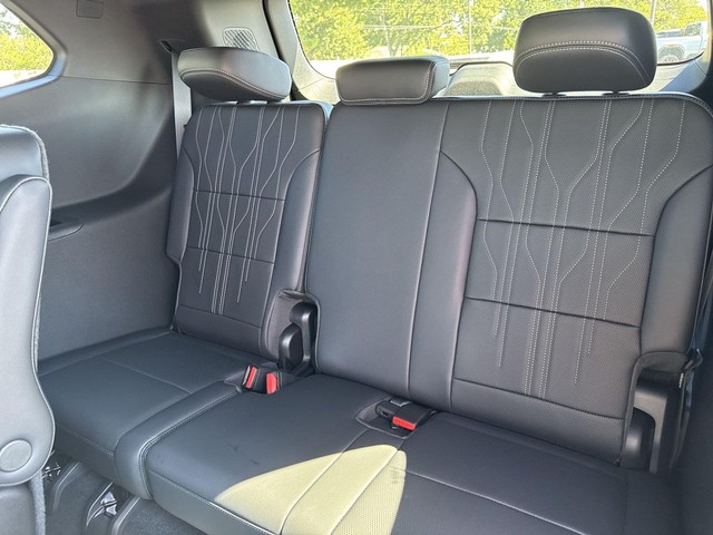Buick Enclave Vehicle Full-screen Gallery Image 24