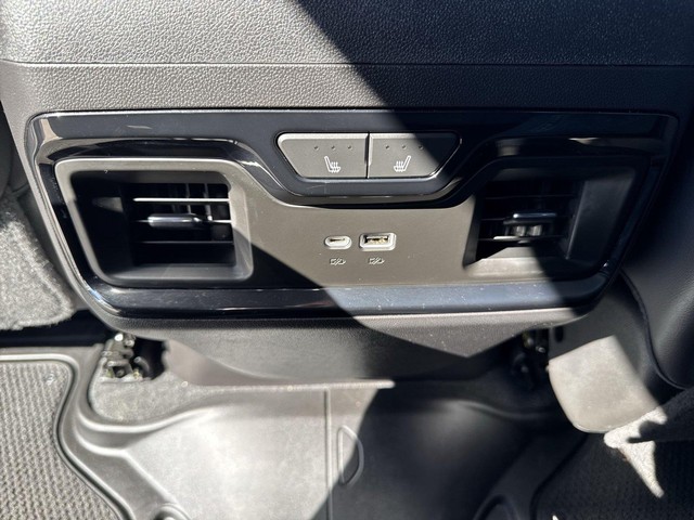 GMC Sierra 1500 Vehicle Full-screen Gallery Image 26