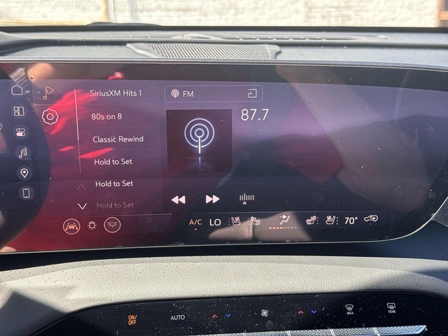 Buick Enclave Vehicle Full-screen Gallery Image 16