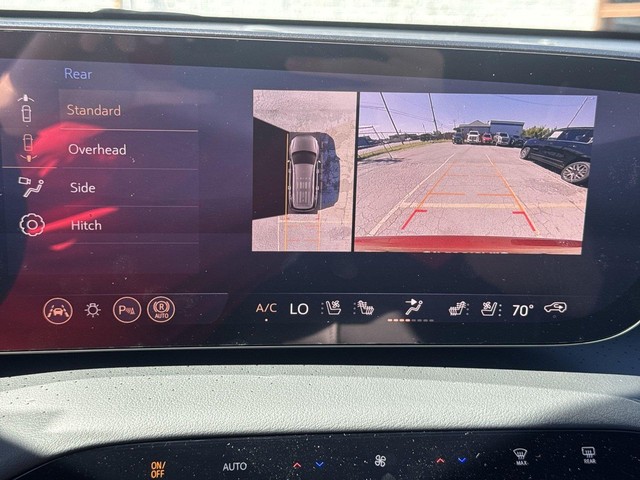 Buick Enclave Vehicle Full-screen Gallery Image 17