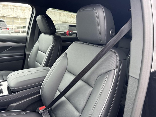 Buick Enclave Vehicle Full-screen Gallery Image 11