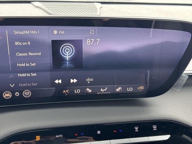 Buick Enclave Vehicle Full-screen Gallery Image 16