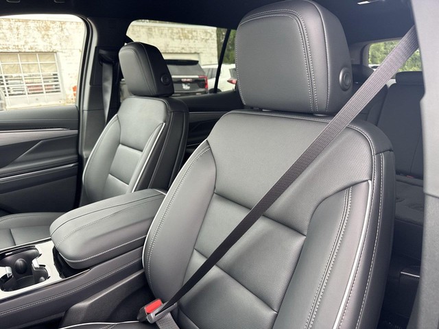 Buick Enclave Vehicle Full-screen Gallery Image 11