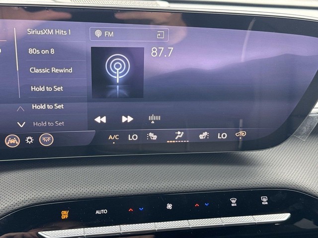 Buick Enclave Vehicle Full-screen Gallery Image 16