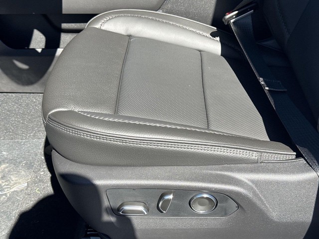 GMC Sierra 1500 Vehicle Full-screen Gallery Image 12