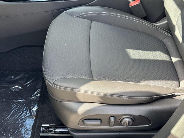 Buick Encore GX Vehicle Full-screen Gallery Image 12