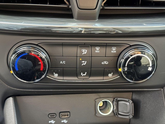 Buick Encore GX Vehicle Full-screen Gallery Image 18