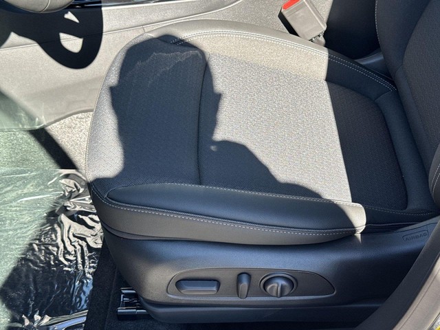 Buick Encore GX Vehicle Full-screen Gallery Image 12