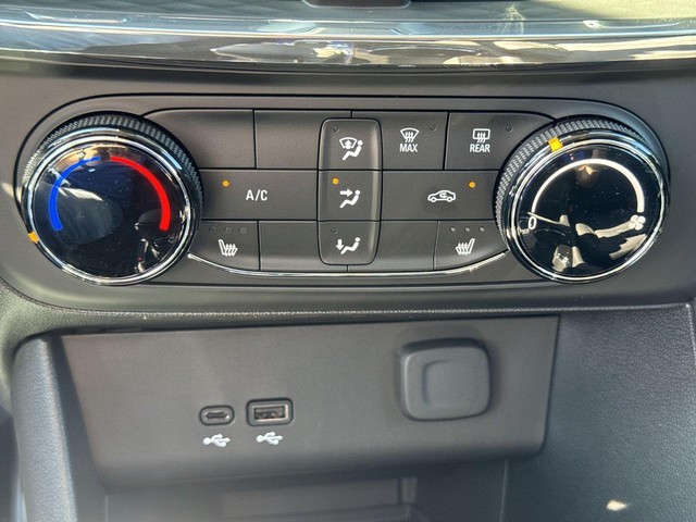Buick Encore GX Vehicle Full-screen Gallery Image 18