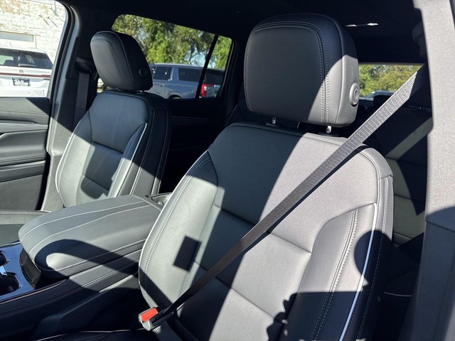 Buick Enclave Vehicle Full-screen Gallery Image 11