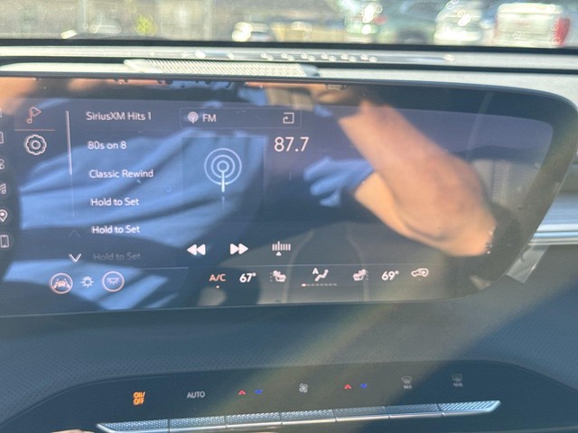 Buick Enclave Vehicle Full-screen Gallery Image 16