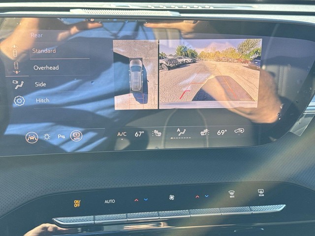 Buick Enclave Vehicle Full-screen Gallery Image 17