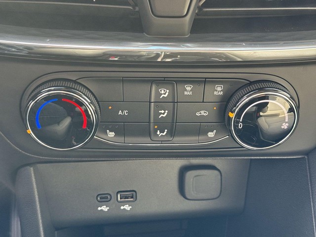 Buick Encore GX Vehicle Full-screen Gallery Image 18