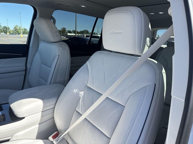 Buick Enclave Vehicle Full-screen Gallery Image 11