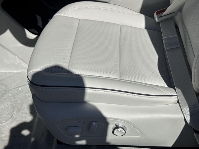 Buick Enclave Vehicle Full-screen Gallery Image 12