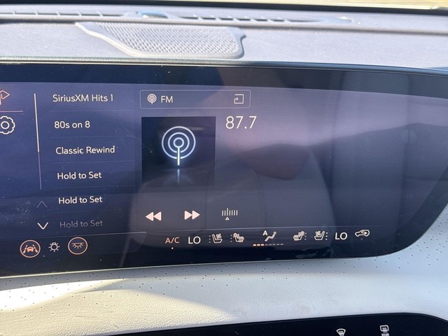 Buick Enclave Vehicle Full-screen Gallery Image 16