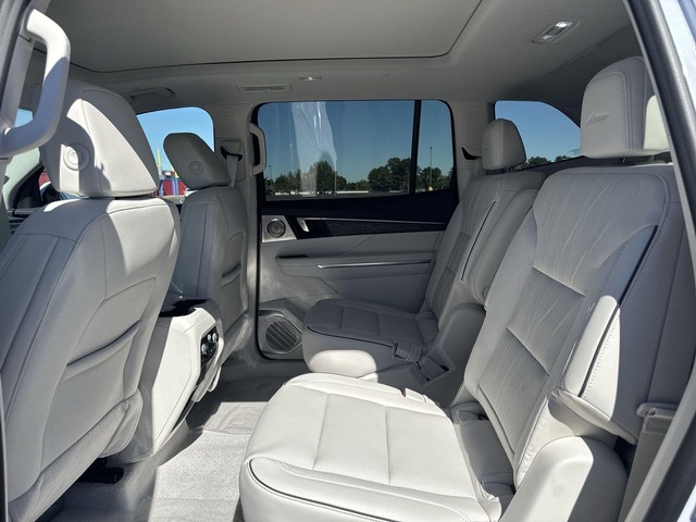 Buick Enclave Vehicle Full-screen Gallery Image 23