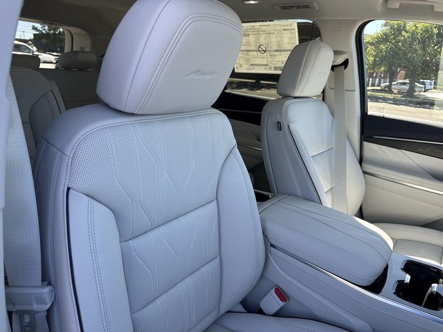 Buick Enclave Vehicle Full-screen Gallery Image 26