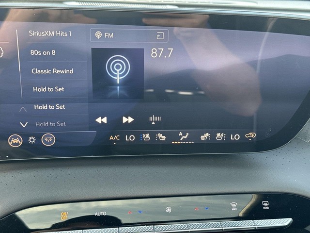 Buick Enclave Vehicle Full-screen Gallery Image 16