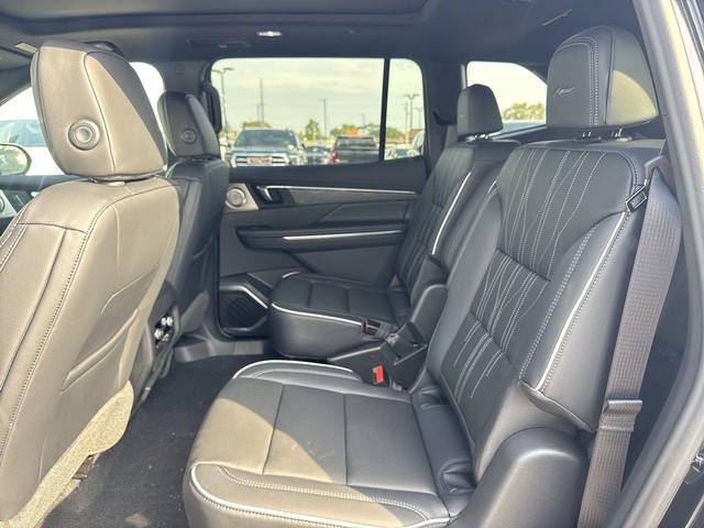 Buick Enclave Vehicle Full-screen Gallery Image 23