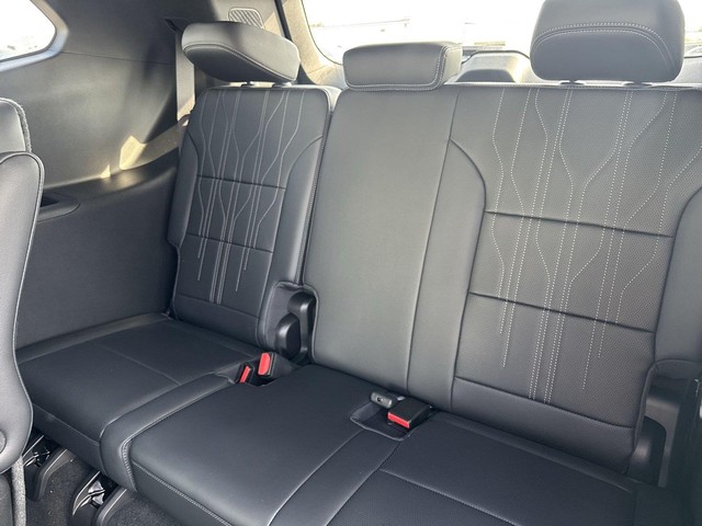 Buick Enclave Vehicle Full-screen Gallery Image 24