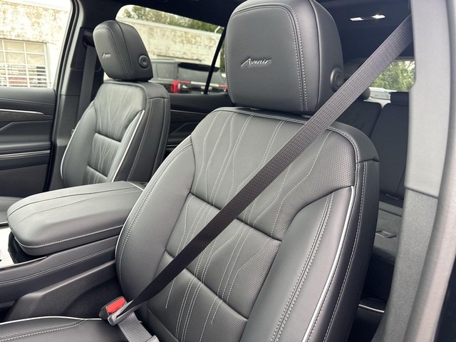 Buick Enclave Vehicle Full-screen Gallery Image 11