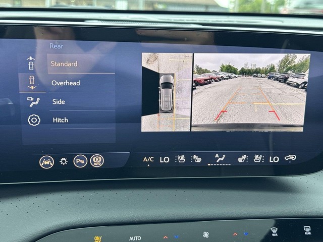 Buick Enclave Vehicle Full-screen Gallery Image 17