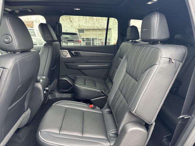 Buick Enclave Vehicle Full-screen Gallery Image 23