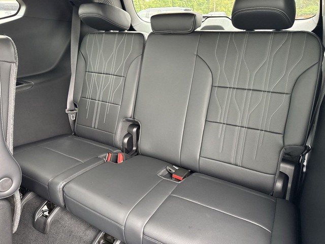 Buick Enclave Vehicle Full-screen Gallery Image 24