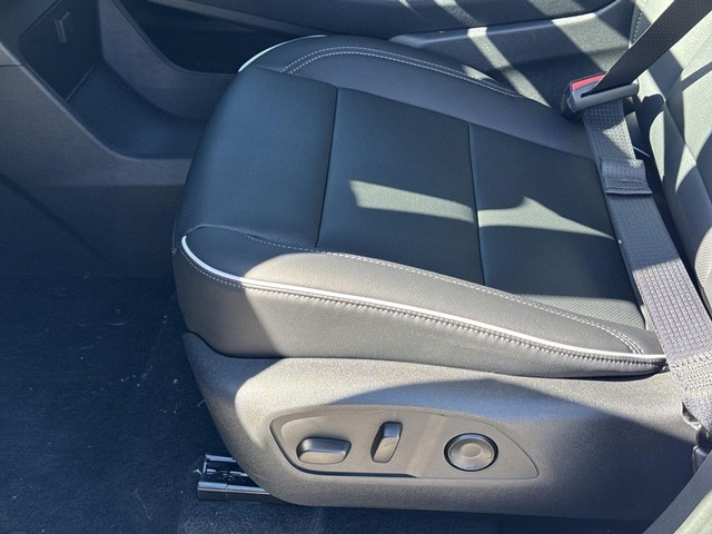 Buick Enclave Vehicle Full-screen Gallery Image 12