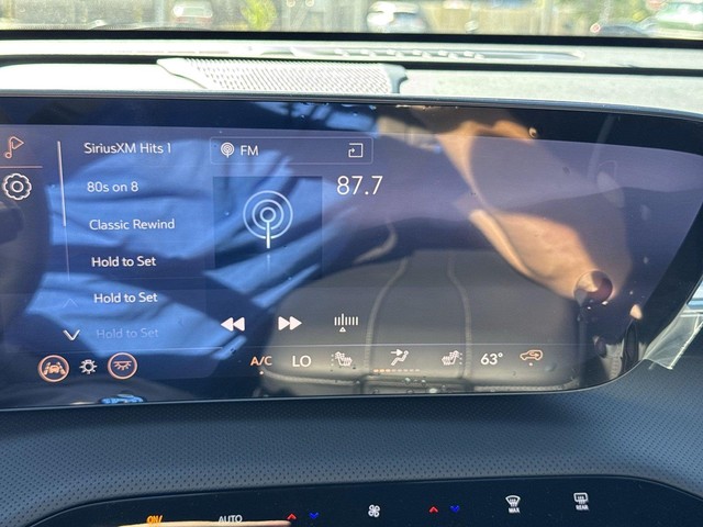 Buick Enclave Vehicle Full-screen Gallery Image 16