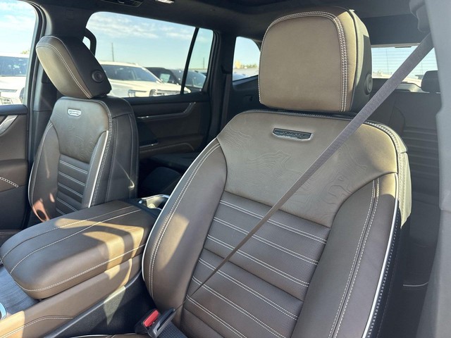 GMC Acadia Vehicle Full-screen Gallery Image 11