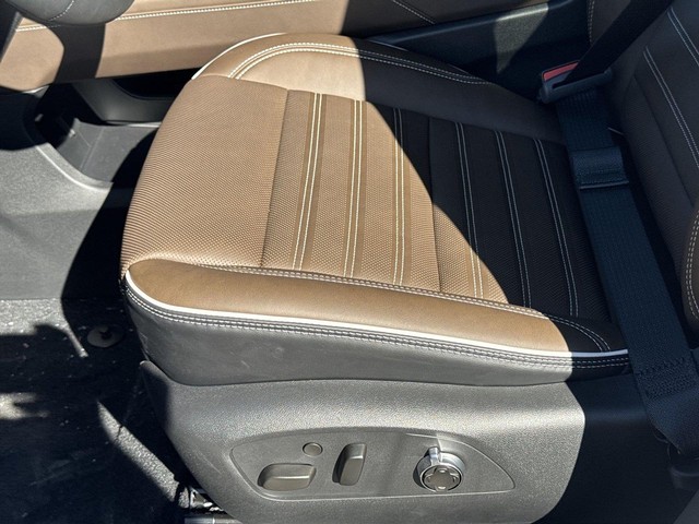 GMC Acadia Vehicle Full-screen Gallery Image 12