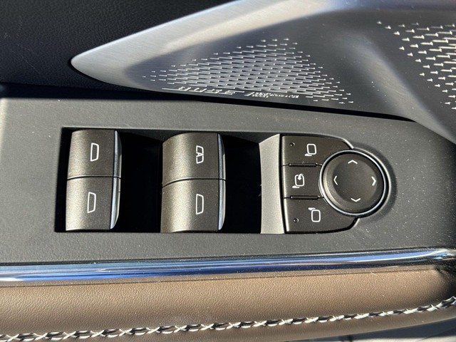 GMC Acadia Vehicle Full-screen Gallery Image 13