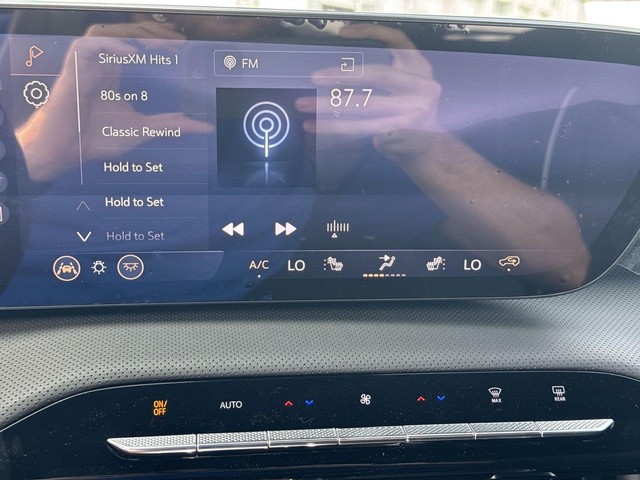 Buick Enclave Vehicle Full-screen Gallery Image 16