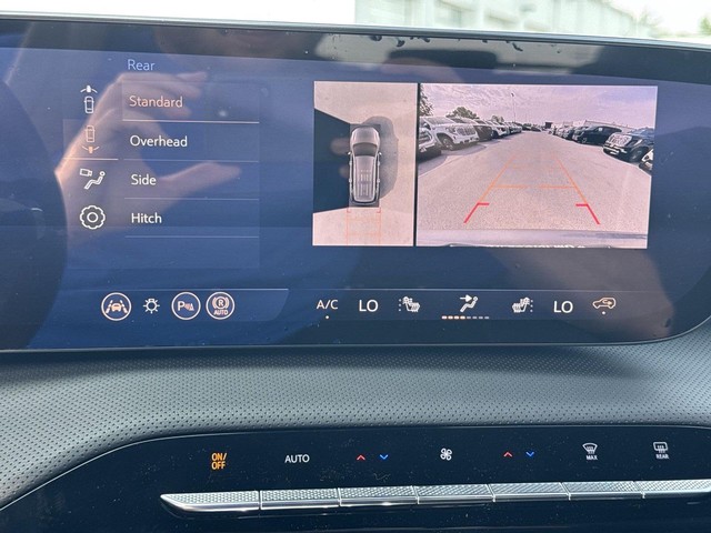 Buick Enclave Vehicle Full-screen Gallery Image 17