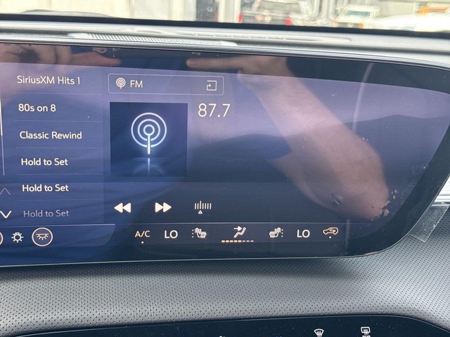 Buick Enclave Vehicle Full-screen Gallery Image 16