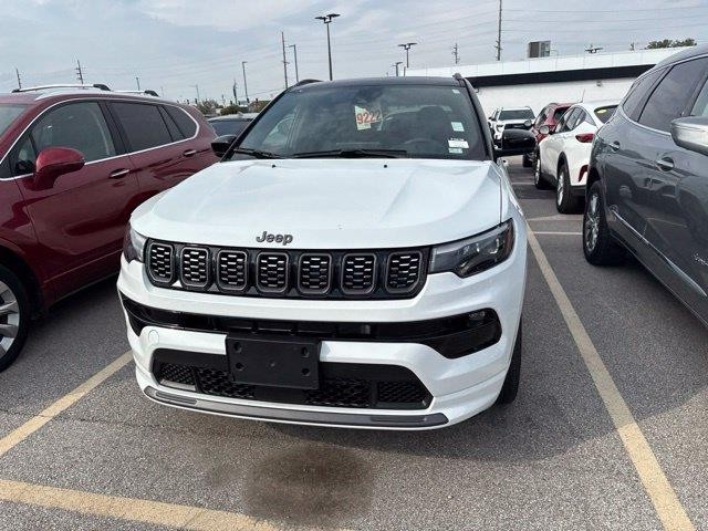 Jeep Compass Vehicle Full-screen Gallery Image 03