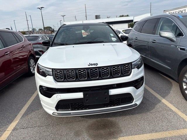 Jeep Compass Vehicle Full-screen Gallery Image 05
