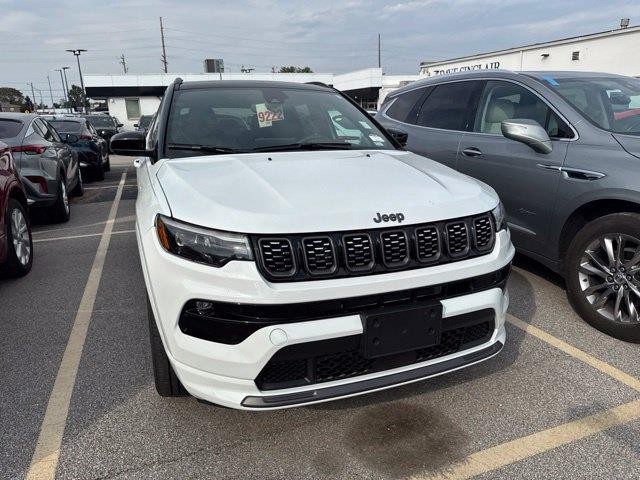 Jeep Compass Vehicle Full-screen Gallery Image 06