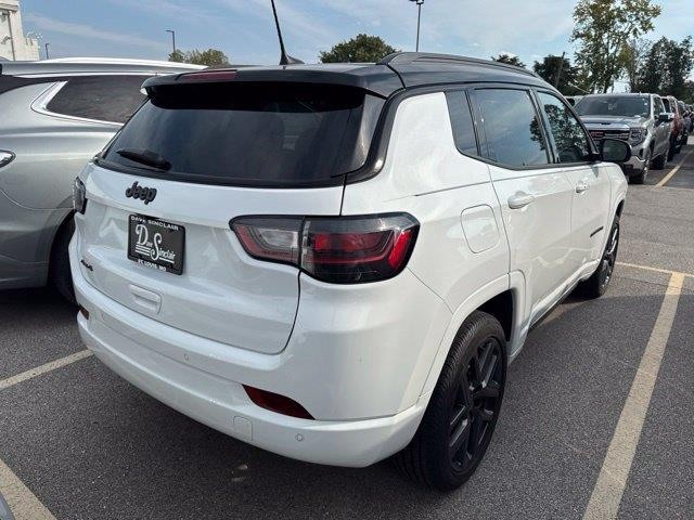 Jeep Compass Vehicle Full-screen Gallery Image 14