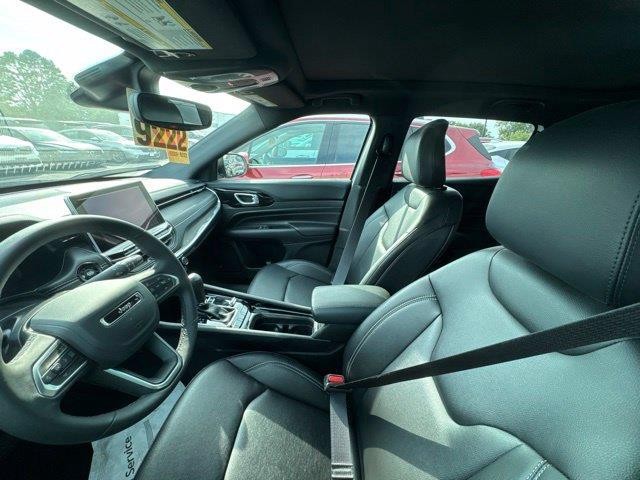 Jeep Compass Vehicle Full-screen Gallery Image 15