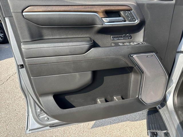 Chevrolet Silverado 1500 Vehicle Full-screen Gallery Image 26