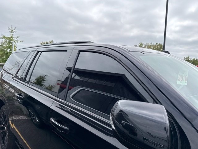 Cadillac Escalade ESV Vehicle Full-screen Gallery Image 11