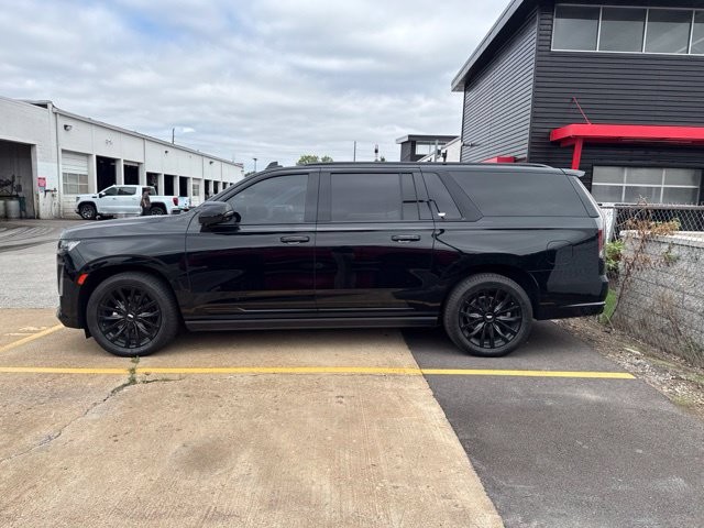 Cadillac Escalade ESV Vehicle Full-screen Gallery Image 15
