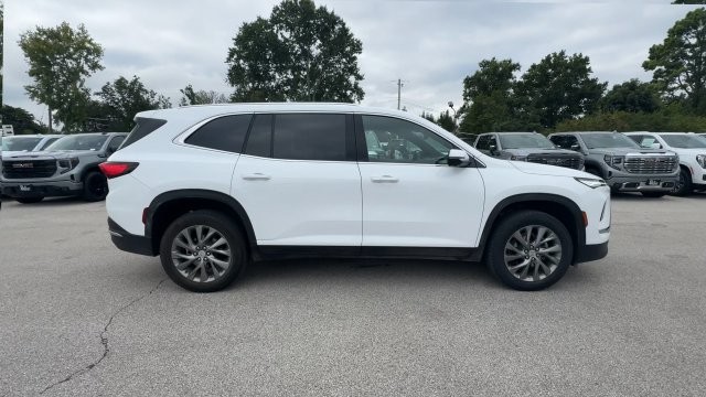 Buick Enclave Vehicle Full-screen Gallery Image 02