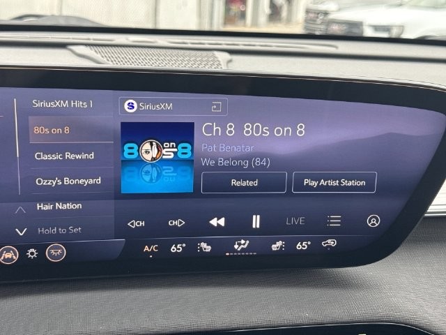 Buick Enclave Vehicle Full-screen Gallery Image 13