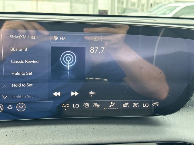 Buick Enclave Vehicle Full-screen Gallery Image 16