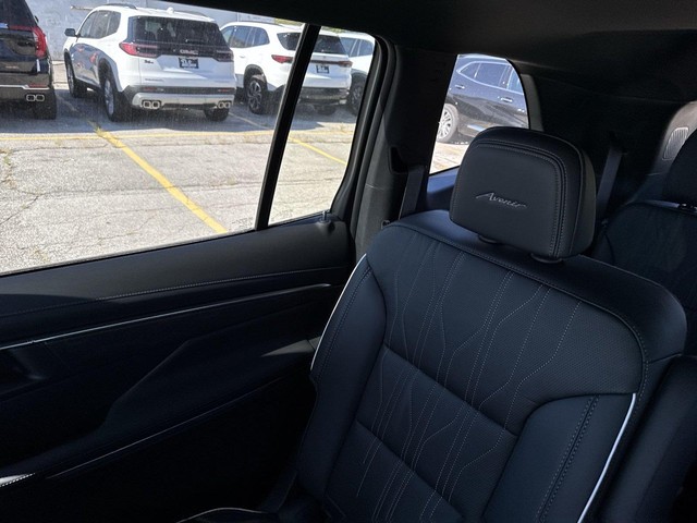 Buick Enclave Vehicle Full-screen Gallery Image 14