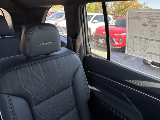 Buick Enclave Vehicle Full-screen Gallery Image 15